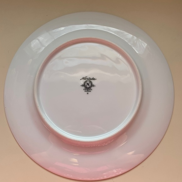 Noritake Christmas Wreath Accent Plate Gold - Picture 6 of 7